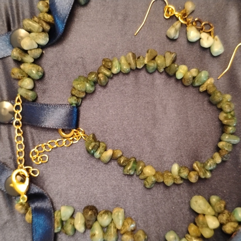 Stauer Cayman Emerald Necklace 18", Bracelet 7", and Earrings Dark Green in Case
